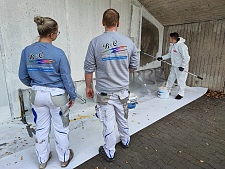 Malereibetrieb B&O GmbH begleitet Überstreichen der zuvor gereinigten Fläche