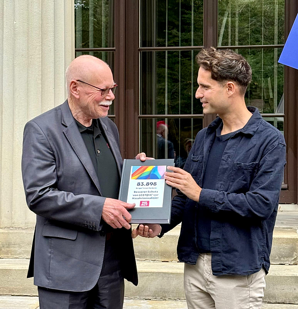 Petent Christian Gersbacher überreicht IMK-Vorsitzenden Ulrich Mäurer die Petition Petent Christian Gersbacher überreicht IMK-Vorsitzenden Ulrich Mäurer die Petition