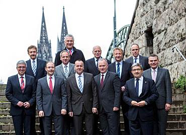 Foto von links: 1.Reihe: Staatsminister Roger Lewentz, Staatsminister Markus Ulbig, Minister Boris Pistorius, Senator Michael Neumann, Minister Lorenz Caffier;2.Reihe: Minister Karl-Heinz Schröter, Minister Reinhold Gall, Senator Ulrich Mäurer, Minister Ralf Jäger, Minister Holger Stahlknecht;3.Reihe: Staatsminister Joachim Herrmann, Minister Peter Beuth