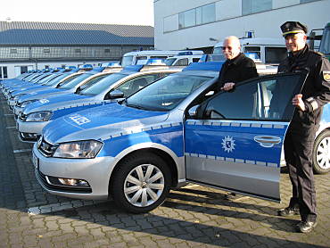 Foto: Senator Ulrich Mäurer (li) und Jens Rezewski (Polizei Bremen) mit den neuen Funkstreifenwagen