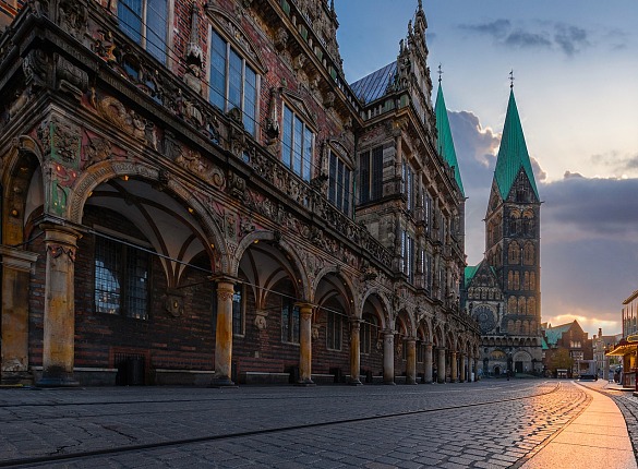 Blick auf das Rathaus und den Bremer Dom bei Morgendämmerung